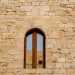 Anche qui ritroviamo numerosi simboli. Incastonata nellarchitrave di una finestra dirimpetto al palazzo, vi  la Croce di Ankh, o Monolite di Tau, sacro simbolo egizio adottato metaforicamente dai Cavalieri del Tau, antenati spirituali dei Templari
